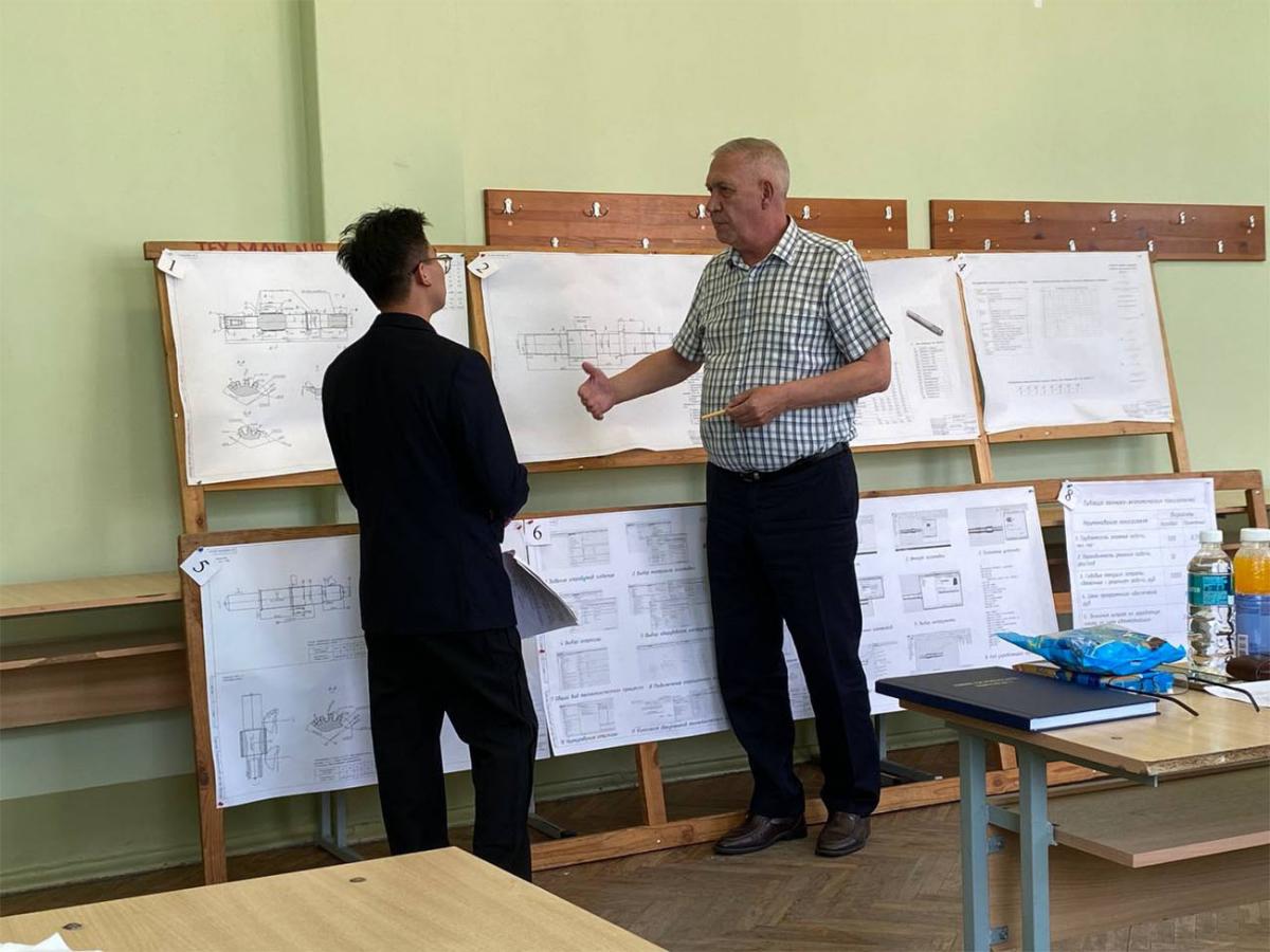 Профессор Ю. В. Синькевич беседует с Лю Бинь по вопросам автоматизации технологической подготовки производства